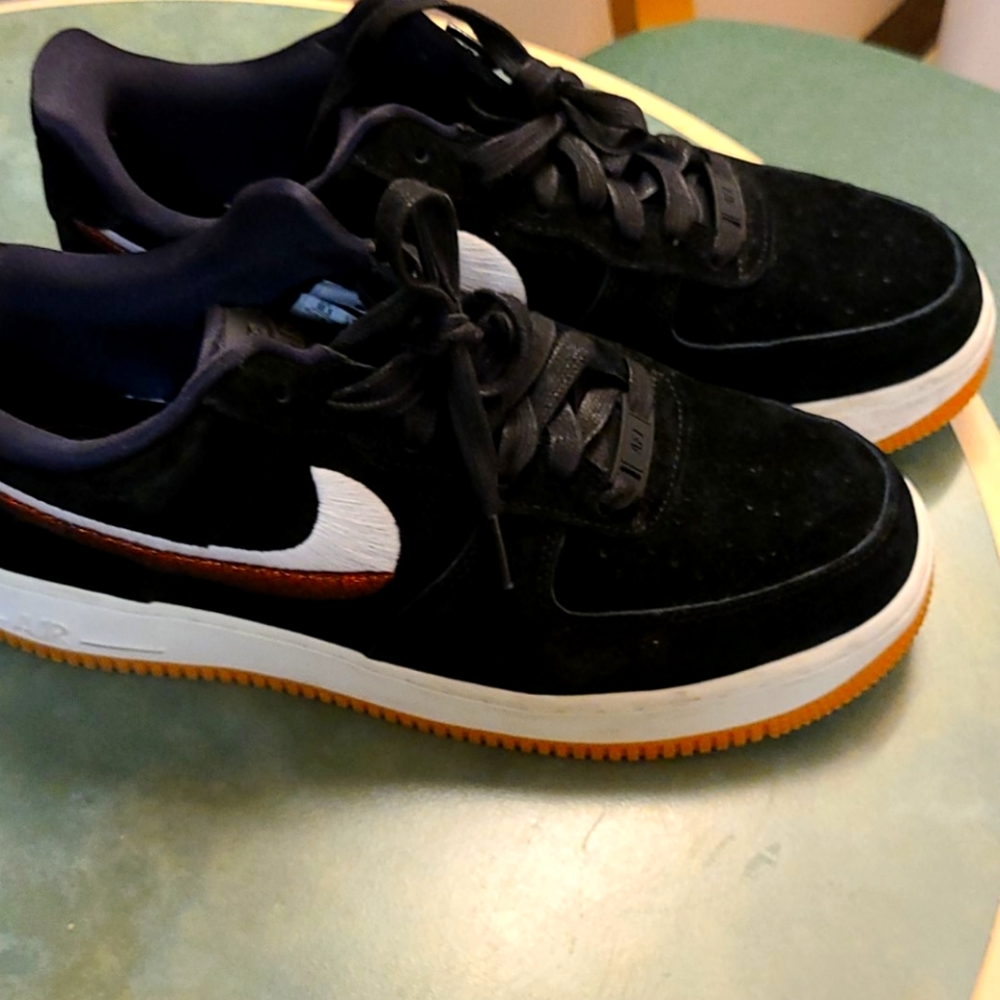 NIKE BLACK AIR FORCE ONES